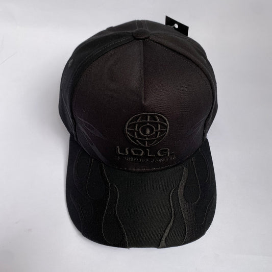 Gorra UDLG Negra con Bordado de Llamas y Frase “The Universe Conspire”