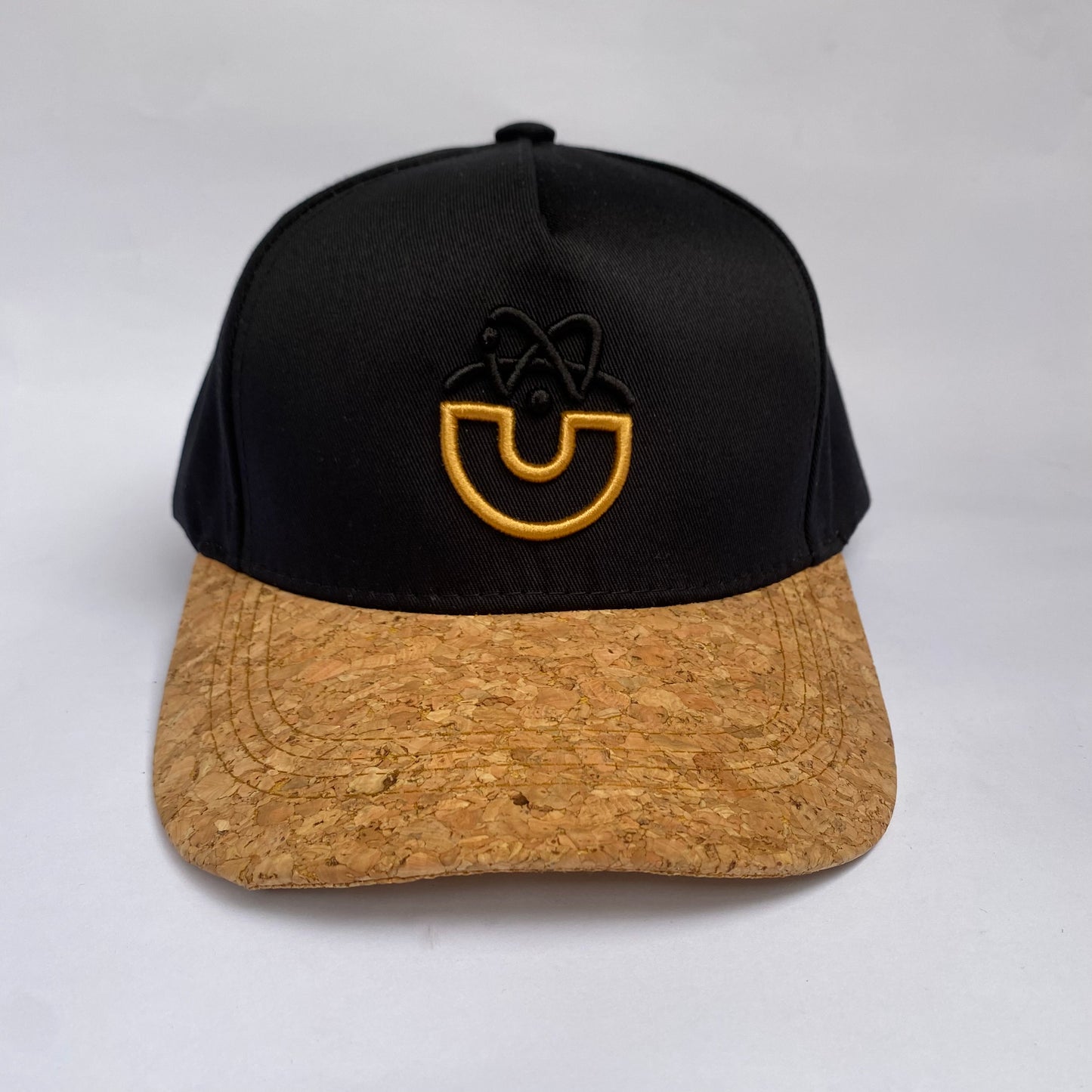 Gorra Snapback Negra con Visera de Corcho y Logo Dorado UDLG