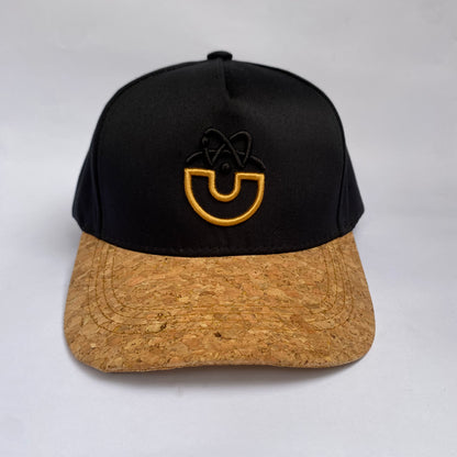 Gorra Snapback Negra con Visera de Corcho y Logo Dorado UDLG