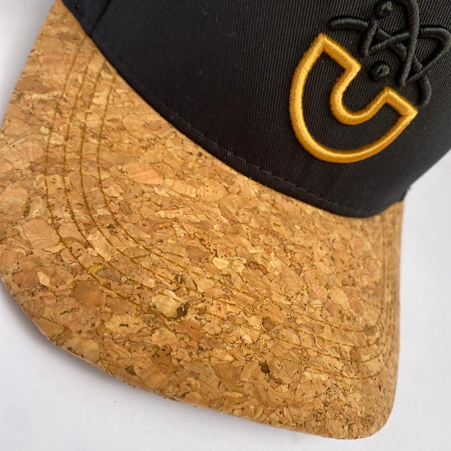 Gorra Snapback Negra con Visera de Corcho y Logo Dorado UDLG
