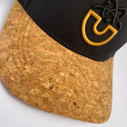 Gorra Snapback Negra con Visera de Corcho y Logo Dorado UDLG