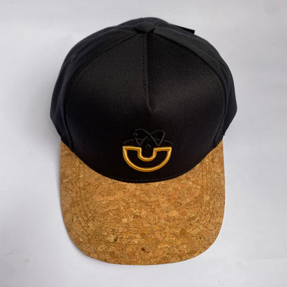 Gorra Snapback Negra con Visera de Corcho y Logo Dorado UDLG