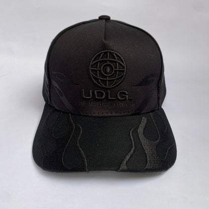 Gorra UDLG Negra con Bordado de Llamas y Frase “The Universe Conspire”