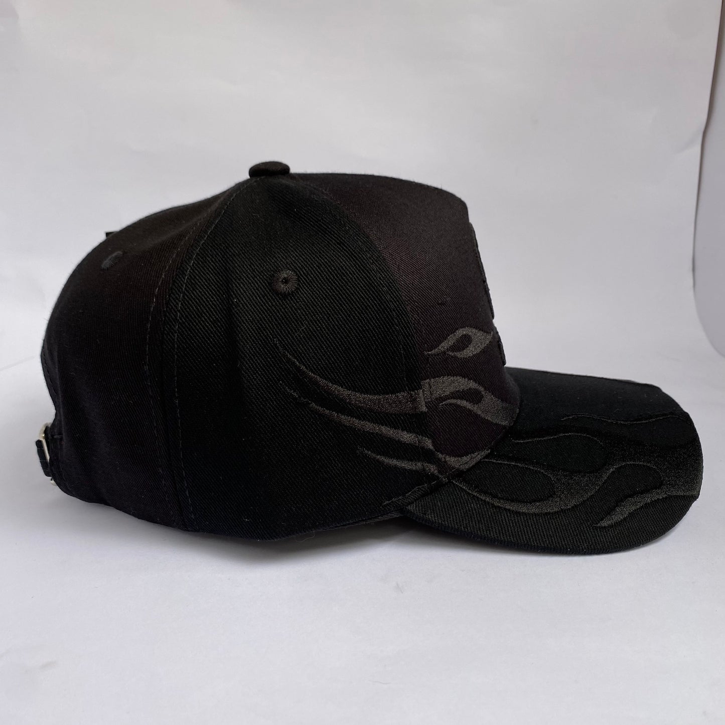 Gorra UDLG Negra con Bordado de Llamas y Frase “The Universe Conspire”