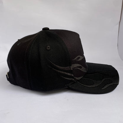 Gorra UDLG Negra con Bordado de Llamas y Frase “The Universe Conspire”