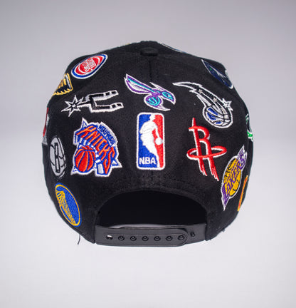 Gorra New Era NBA All Over Logo 9FIFTY Snapback Negra