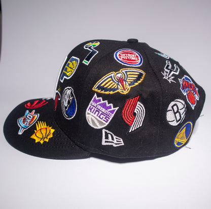 Gorra New Era NBA All Over Logo 9FIFTY Snapback Negra