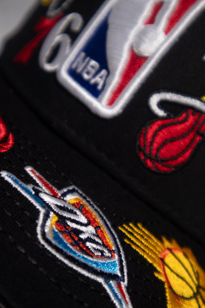 Gorra New Era NBA All Over Logo 9FIFTY Snapback Negra